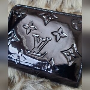 Authentic Louis Vuitton Vernis Black Zippy wallet